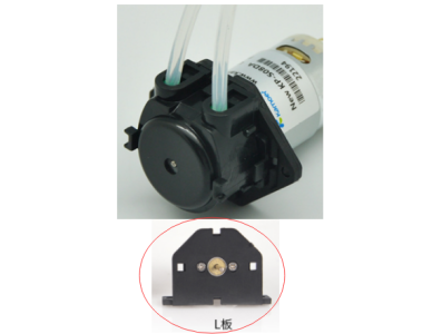 Bomba de l&iacute;quido 12V Tipo L com tubo de silicone preta - Imagem 1