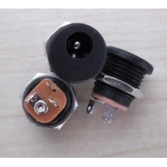Conector de alimenta&ccedil;&atilde;o DC f&ecirc;mea DC-022 5,5&times;2,1 mm com porca
