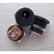 Conector de alimenta&ccedil;&atilde;o DC f&ecirc;mea DC-022 5,5&times;2,1 mm com porca