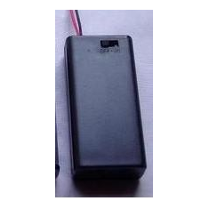 Caixa porta-pilhas para 2 pilhas AA com tampa e interruptor liga/desliga