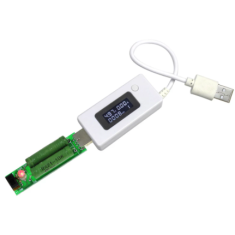 Testador USB branco com carga, detector de corrente e volt&iacute;metro com tela LCD para monitoramento de capacidade de energia m&oacute;vel
