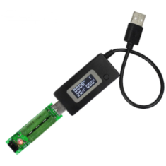 Testador USB preto com carga, detector de corrente e volt&iacute;metro com tela LCD